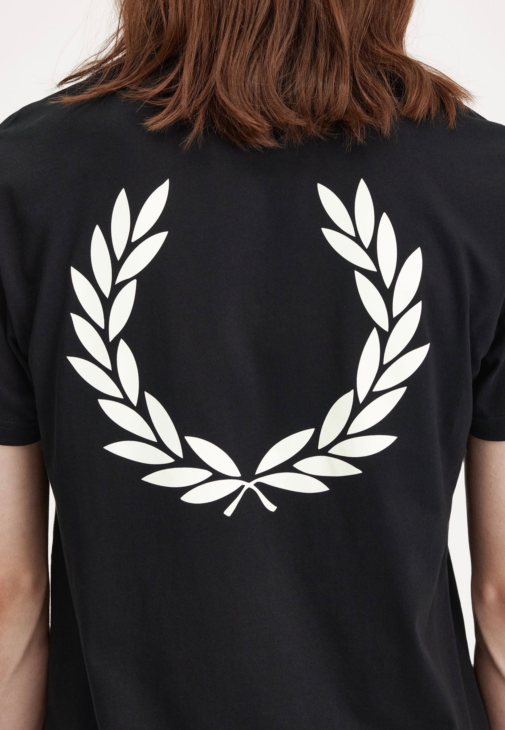 Fred Perry - Rear Powder Laurel Graphic Black - T-Shirt Comfortable