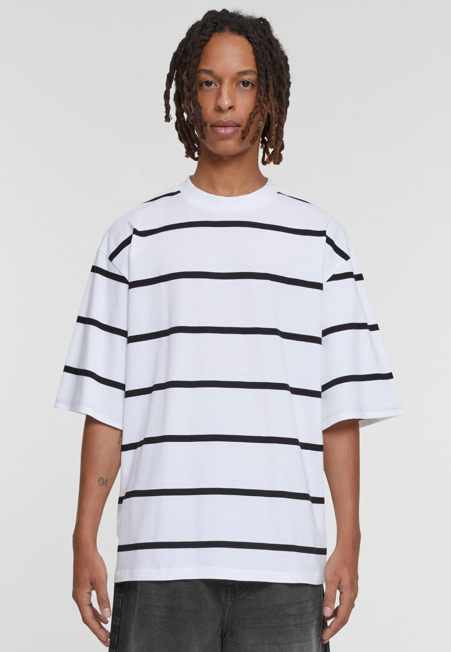 Urban Classics - Oversized Sleeve Modern Stripe White/Black - T-Shirt Outlet Brand New Unisex