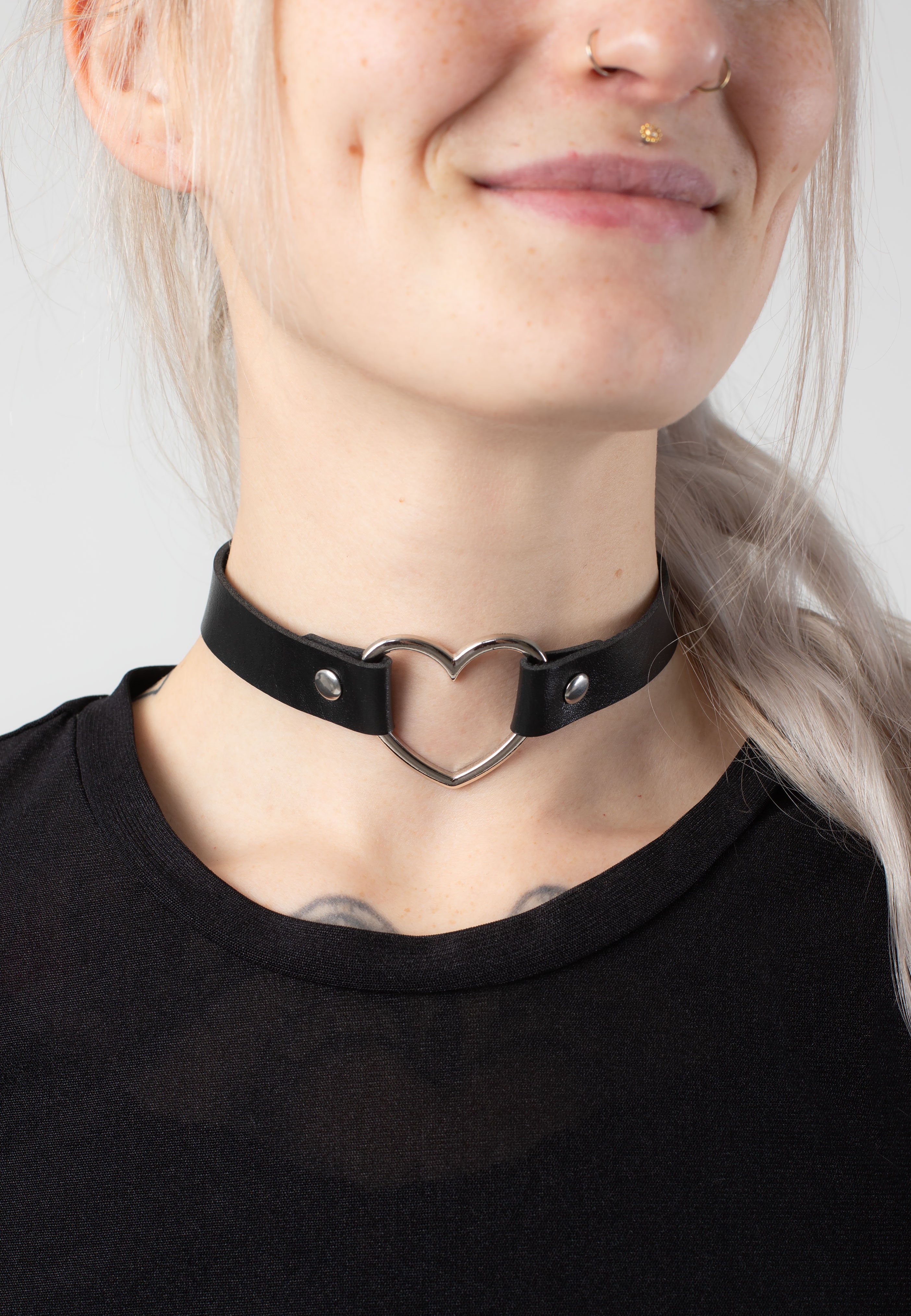 Bullet69 - Heart Neckband Black - Choker Outlet Wiki