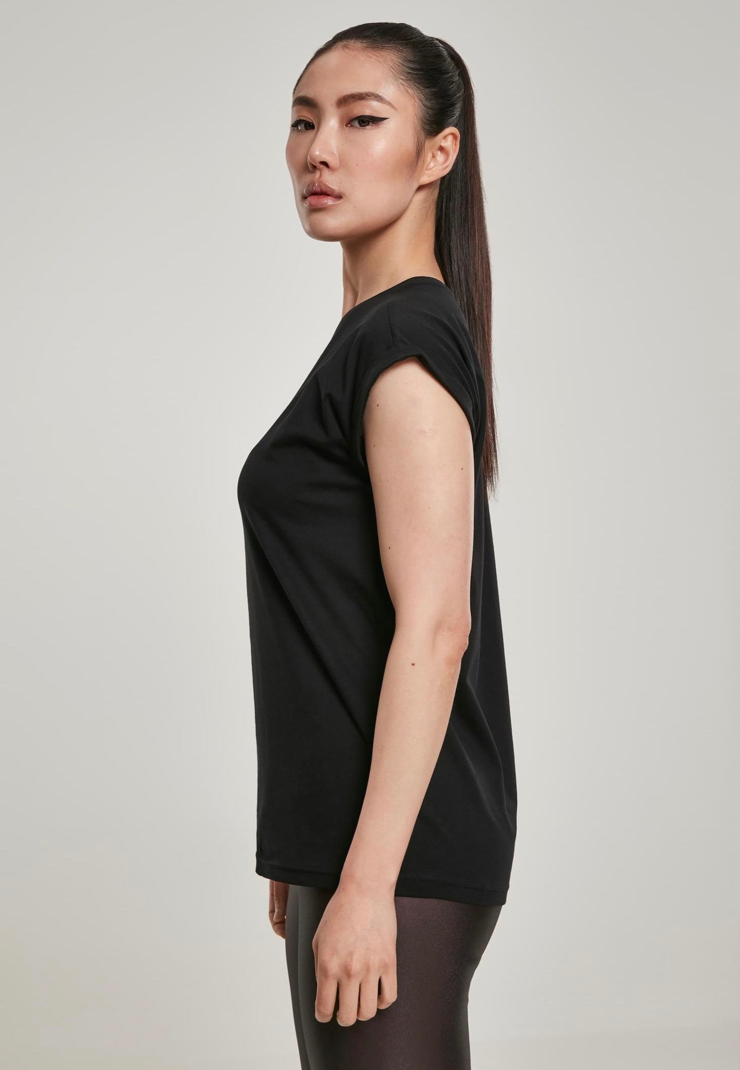 Urban Classics - Organic Extended Shoulder Black - Girly Sale Pre Order