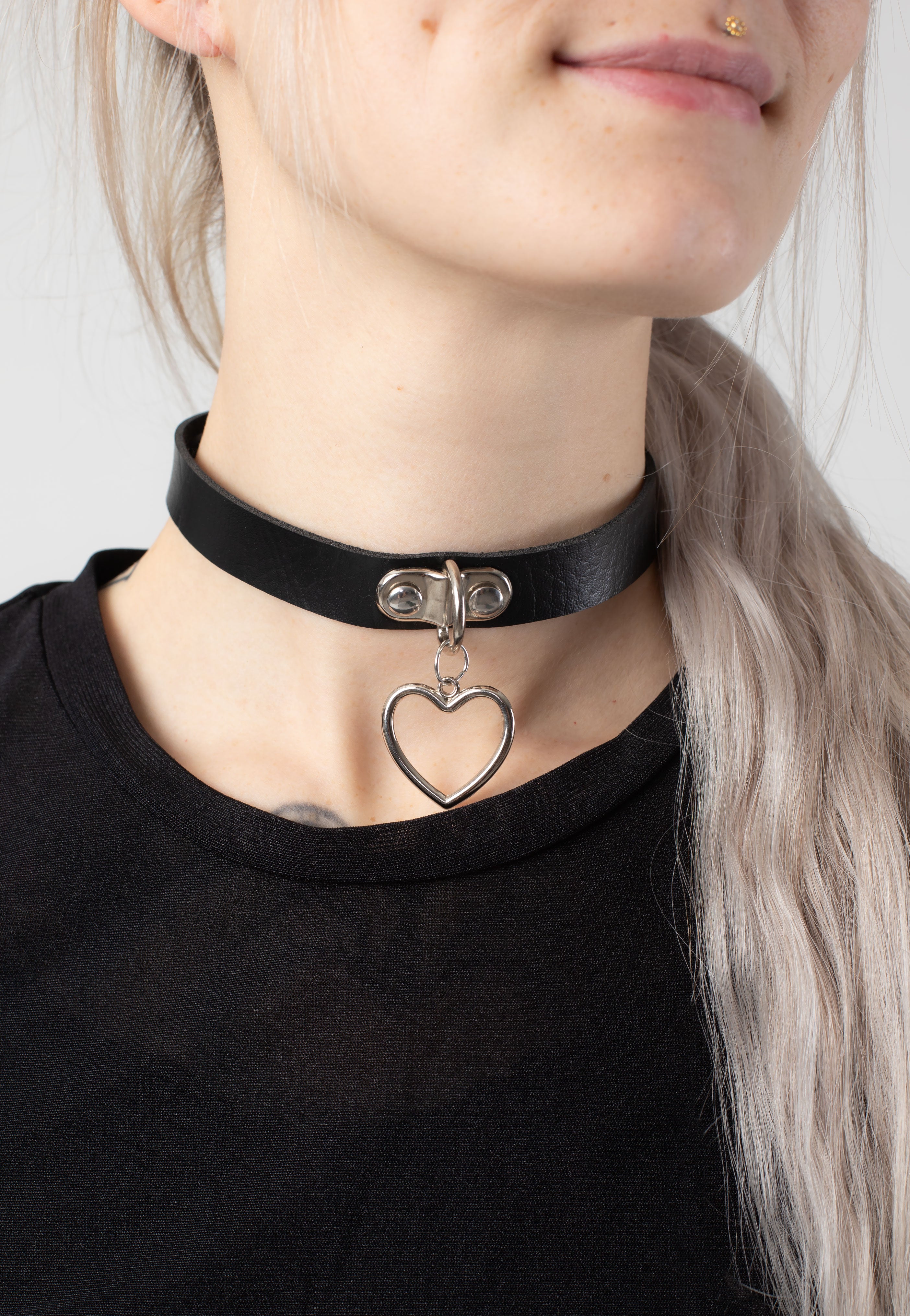 Bullet69 - Heart Pendant Neckband Black - Choker Outlet Nicekicks